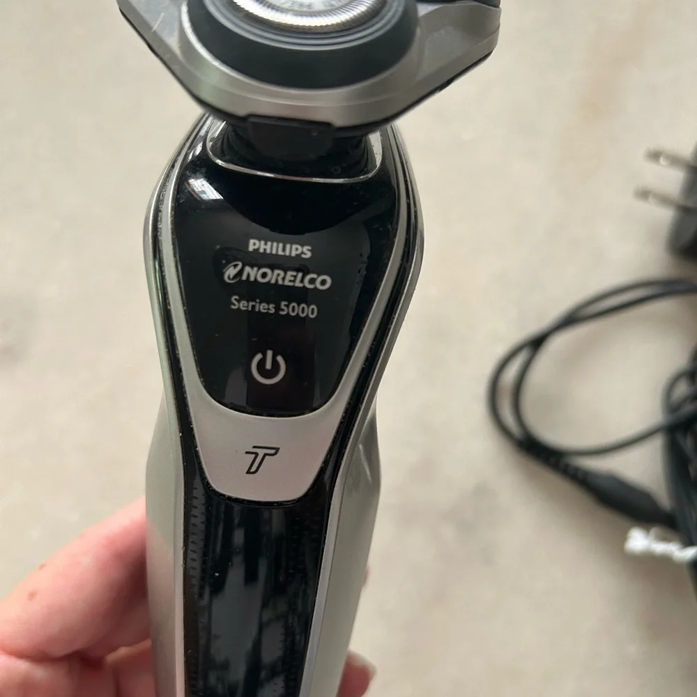 Philips Norelco Series 5000 Shaver Cordless With Charger Good Working Condition